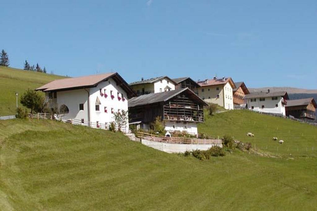 אורטיסיי Agriturismo Apartments Tuene מראה חיצוני תמונה
